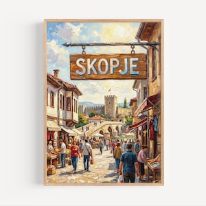 Könnte beinhalten: Gerahmtes Gemälde einer Straßenszene in Skopje, Nordmazedonien. Das Kunstwerk zeigt einen geschäftigen Markt mit Geschäften, Menschen und einer Brücke im Hintergrund. Das Schild oben lautet "SKOPJE". Das Gemälde befindet sich in einem Holzrahmen.