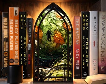 Project Hail Mary Book Nook, Home Of Astrophage Sci Fi Book Gift Decoration, Tau Ceti Ryland Grace & Rocky Bookshelf Decor Stained Glass