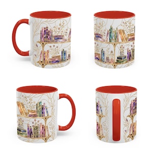 Pode incluir: Uma caneca de cer&acirc;mica branca com interior e al&ccedil;a em vermelho brilhante. O exterior apresenta uma ilustra&ccedil;&atilde;o repetida de estantes com contornos dourados, cheias de livros coloridos e pequenos detalhes florais. O design envolve a caneca, exibindo v&aacute;rias pilhas de livros em prateleiras sobre um fundo claro com delicados desenhos de linhas douradas.