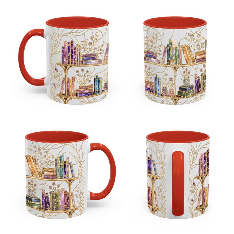 Pode incluir: Uma caneca de cer&acirc;mica branca com interior e al&ccedil;a em vermelho brilhante. O exterior apresenta uma ilustra&ccedil;&atilde;o repetida de estantes com contornos dourados, cheias de livros coloridos e pequenos detalhes florais. O design envolve a caneca, exibindo v&aacute;rias pilhas de livros em prateleiras sobre um fundo claro com delicados desenhos de linhas douradas.
