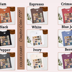 Może przedstawiać: Karta kolor&oacute;w koszulek Comfort Color 1717 w r&oacute;żnych kolorach, w tym Yam, Espresso, Crimson, Black, White, Blue Jean, Pepper, Ivory i Berry. Każda koszulka ma grafikę ze starymi znaczkami pocztowymi.
