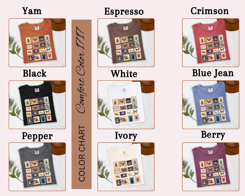 Może przedstawiać: Karta kolor&oacute;w koszulek Comfort Color 1717 w r&oacute;żnych kolorach, w tym Yam, Espresso, Crimson, Black, White, Blue Jean, Pepper, Ivory i Berry. Każda koszulka ma grafikę ze starymi znaczkami pocztowymi.