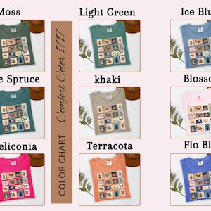Może przedstawiać: Karta kolor&oacute;w koszulek Comfort Color 1717 w r&oacute;żnych odcieniach, w tym mchu, jasnozielonym, lodowym niebieskim, niebieskim świerku, khaki, kwiecie, helikonii, terakocie i flo blue. Każda koszulka ma grafikę znaczk&oacute;w pocztowych z owadami.
