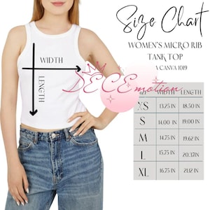 Puede incluir: Un top de micro-canal&eacute; blanco con una tabla de tallas. La tabla enumera las medidas de ancho y largo en pulgadas para las tallas XS a XL. El top se lleva con vaqueros azules.