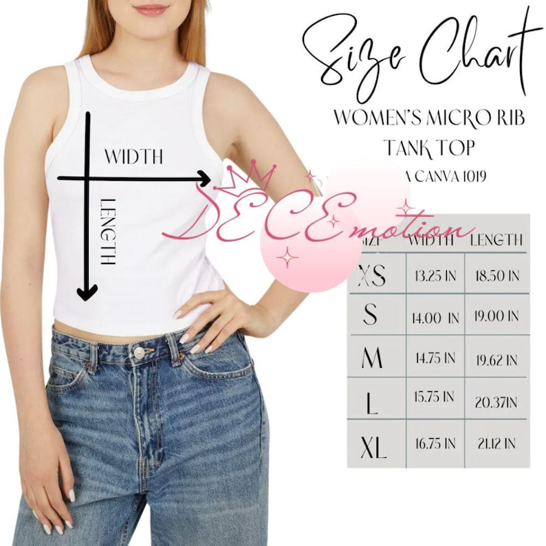 Puede incluir: Un top de micro-canal&eacute; blanco con una tabla de tallas. La tabla enumera las medidas de ancho y largo en pulgadas para las tallas XS a XL. El top se lleva con vaqueros azules.