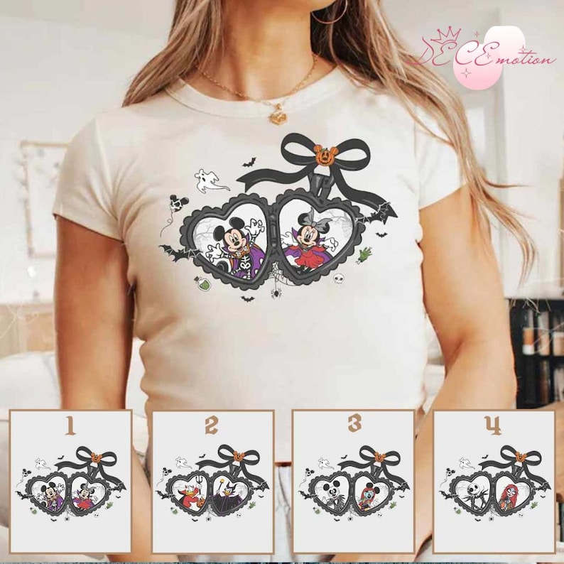 Puede incluir: Camiseta blanca con un dise&ntilde;o de Halloween. El dise&ntilde;o presenta a Mickey y Minnie Mouse disfrazados de vampiros dentro de marcos en forma de coraz&oacute;n, un lazo negro y una calabaza. Se muestran opciones adicionales debajo de la camiseta.