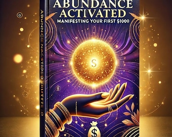 Könnte beinhalten: Ein Buchcover mit einem violetten Hintergrund und goldenen Akzenten. Der Titel lautet "Fülle aktiviert: Manifestiere deine ersten 1000 Euro". Eine Hand mit goldenen Armbändern hält eine leuchtende Kugel mit einem Eurozeichen darin.