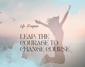 Könnte beinhalten: Eine Frau springt mit erhobenen Armen in die Luft, silhouettiert vor einem Aquarellhintergrund aus blauen und rosa Wolken. Der Text "Life Purpose" ist in Kursivschrift über ihr geschrieben und der Text "LEAP: THE COURAGE TO CHANGE COURSE" ist unter ihr geschrieben. Der Text "Written By Sheena Ciufo" befindet sich am unteren Rand des Bildes.