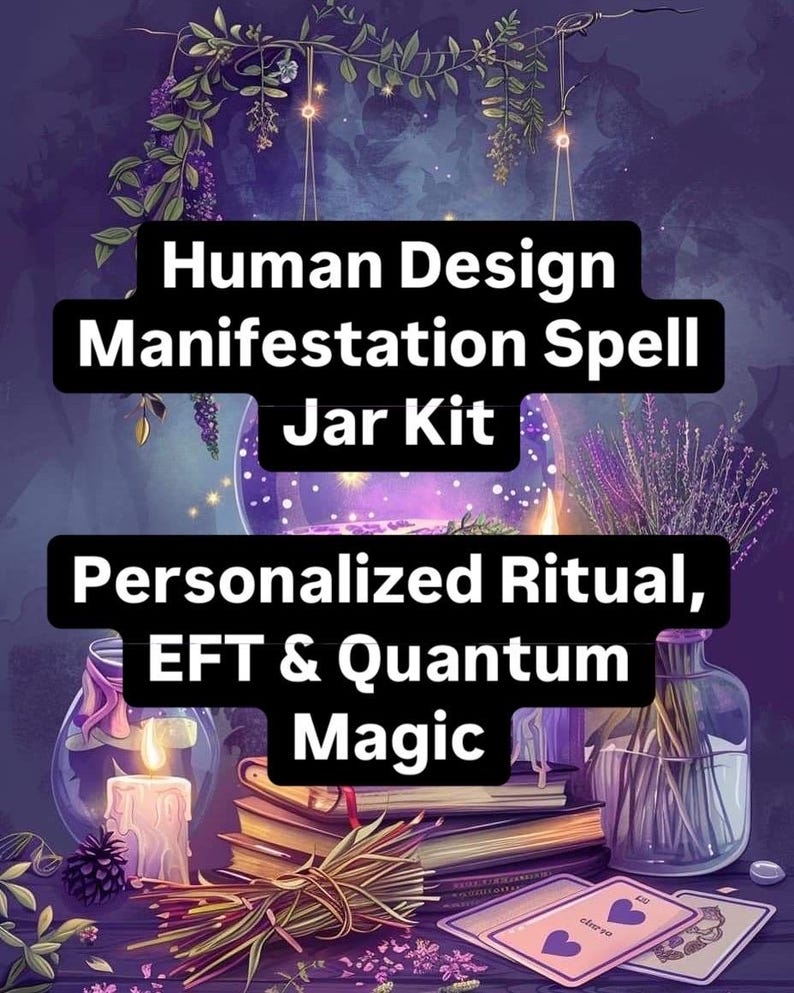Może przedstawiać: Fioletowo-białe zdjęcie z tekstem "Human Design Manifestation Spell Jar Kit" i "Personalized Ritual, EFT & Quantum Magic". Na zdjęciu widoczny jest szklany słoik, świece, książki i karty tarota.