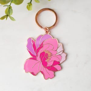 Emaljnyckelring med pionblomma, rosa pioner, blommig botanisk present, present till henne, bukettblomma, roséguldaccessoar, blomsterkonstnyckelring