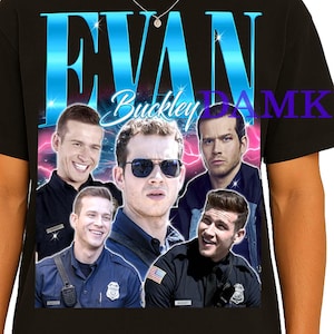 Puede incluir: Camiseta negra con un diseño gráfico con el nombre "EVAN Buckley" en texto azul y blanco. El diseño incluye múltiples imágenes de una persona con gafas de sol y un uniforme. La camiseta la lleva una persona.