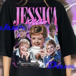 Puede incluir: Camiseta negra con un gráfico de Jessica Fletcher de la serie de televisión "Se ha escrito un crimen". El gráfico incluye el título del programa en rosa e imágenes del personaje. La camiseta la lleva una persona.