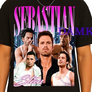 Puede incluir: Camiseta negra con un collage de imágenes y el nombre "Sebastian" en una fuente degradada rosa y morada. La palabra "Stan" también es visible en blanco. La camiseta la lleva una persona.