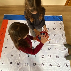 Lopen, toevoegen en leren, een op Montessori geïnspireerd gigantisch wiskundespel, vind het antwoord waar je elkaar ontmoet! Interactieve toevoegingsmat, stap voor stap toevoeging
