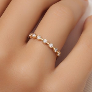 Anel de casamento redondo de diamante de ouro 14k com distância de meia eternidade, anel redondo de moldura de diamante criado em laboratório, faixa de diamante empilhável para mulheres