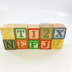 Vintage set van 10 houten blokken |  Trekhaak ABC-blokken | Kleurrijke bouwstenen