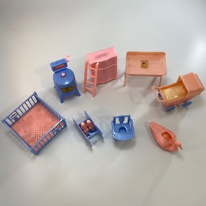 Meubles vintage pour maison de poupée Renwal | Lot de 10 jouets roses et bleus pour chambre d&#39;enfant | Miniatures des années 50