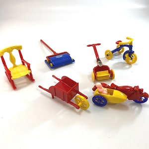 Lot de 6 meubles de maison de poupée vintage Renwal et Ideal |  Miniatures de couleurs primaires