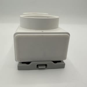 Könnte beinhalten: Weiße Steckdose aus Kunststoff mit grauer Abdeckung und einem einzigen Schalter. Die Steckdose hat zwei runde Öffnungen.