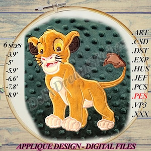 Könnte beinhalten: Stickdatei für eine Applikation mit einem Cartoon-Löwenjungen auf grünem Hintergrund. Das Design ist in 6 Größen erhältlich: 3,9 Zoll, 5 Zoll, 5,9 Zoll, 6,6 Zoll, 7,8 Zoll und 8,9 Zoll. Das Design ist in folgenden Formaten erhältlich: ART, CSD, DST, EXP, HUS, JEF, PCS, PES, VP3 und XXX.