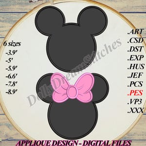 Könnte beinhalten: Schwarzweißes Applikationsdesign von Mickey Mouse mit einer rosa Schleife. Das Design ist in sechs Größen erhältlich: 3,9 Zoll, 5 Zoll, 5,9 Zoll, 6,6 Zoll, 7,8 Zoll und 8,9 Zoll. Das Design ist in folgenden Dateiformaten erhältlich: ART, CSD, DST, EXP, HUS, JEF, PCS, PES, VP3 und XXX.