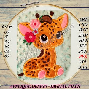 Op de afbeelding: Geborduurde applicatiedesign van een schattige giraffe met roze oren, een bloemenkroon en bruine vlekken. Het ontwerp is verkrijgbaar in 6 maten: 3,9 inch, 5 inch, 5,9 inch, 6,6 inch, 7,8 inch en 8,9 inch. Het ontwerp is verkrijgbaar in de volgende bestandsformaten: ART, CSD, DST, EXP, HUS, JEF, PCS, PES, VP3 en XXX.