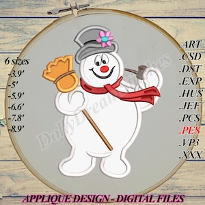 Peut inclure: Motif d'applique d'un bonhomme de neige tenant un balai et une pipe, portant une écharpe rouge et un chapeau avec une fleur. Le motif est dans un cercle, avec du texte indiquant six tailles allant de 9.9 cm à 22.6 cm. Texte: "APPLIQUE DESIGN - DIGITAL FILES".