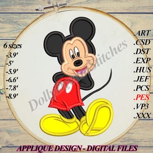 Peut inclure: Un motif de broderie numérique de Mickey Mouse en short rouge, chaussures jaunes et visage noir et blanc. Le motif est disponible en six tailles : 3,9 pouces, 5 pouces, 5,9 pouces, 6,6 pouces, 7,8 pouces et 8,9 pouces. Le motif est disponible dans les formats suivants : ART, CSD, DST, EXP, HUS, JEF, PCS, PES, VP3 et XXX.