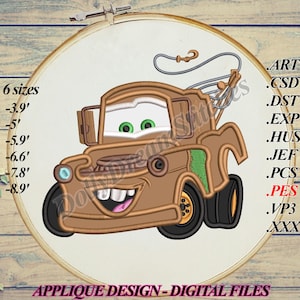 Può includere: Design di applique ricamato di Mater del film Cars della Disney Pixar. Il design è disponibile in sei dimensioni: 3,9 pollici, 5 pollici, 5,9 pollici, 6,6 pollici, 7,8 pollici e 8,9 pollici. Il design è disponibile nei seguenti formati: ART, CSD, DST, EXP, HUS, JEF, PCS, PES, VP3 e XXX.