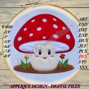 Può includere: Un design di applique di fungo rosso e bianco con un viso sorridente. Il fungo è circondato da foglie verdi e fiori. Il design è disponibile in sei dimensioni: 3,9 pollici, 5 pollici, 5,9 pollici, 6,6 pollici, 7,8 pollici e 8,9 pollici. Il design è disponibile nei seguenti formati di file: ART, CSD, DST, EXP, HUS, JEF, PCS, PES, VP3 e XXX.