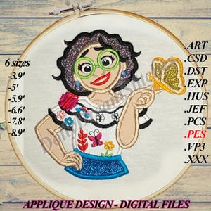 Può includere: Design di applique ricamato di una ragazza con capelli scuri e occhiali che indossa un abito tradizionale messicano colorato e tiene una farfalla dorata. Il design è disponibile in sei dimensioni: 3,9 pollici, 5 pollici, 5,9 pollici, 6,6 pollici, 7,8 pollici e 8,9 pollici. Il design è disponibile nei seguenti formati di file: ART, CSD, DST, EXP, HUS, JEF, PCS, PES, VP3 e XXX.