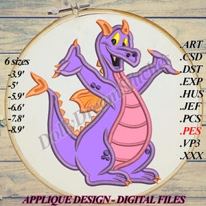 Könnte beinhalten: Lila und rosa Drachen-Applikations-Stickdesign in einem Reifen. Das Design ist in 6 Größen erhältlich: 3,9 Zoll, 5 Zoll, 5,9 Zoll, 6,6 Zoll, 7,8 Zoll und 8,9 Zoll. Das Design ist in den folgenden Dateiformaten erhältlich: ART, CSD, DST, EXP, HUS, JEF, PCS, PES, VP3 und XXX.