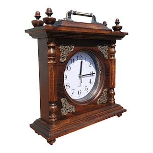 Orologio da camino in noce fatto a mano. Orologio da tavolo in legno con intaglio. Arredamento rustico per la casa. Idea regalo unica. immagine 3