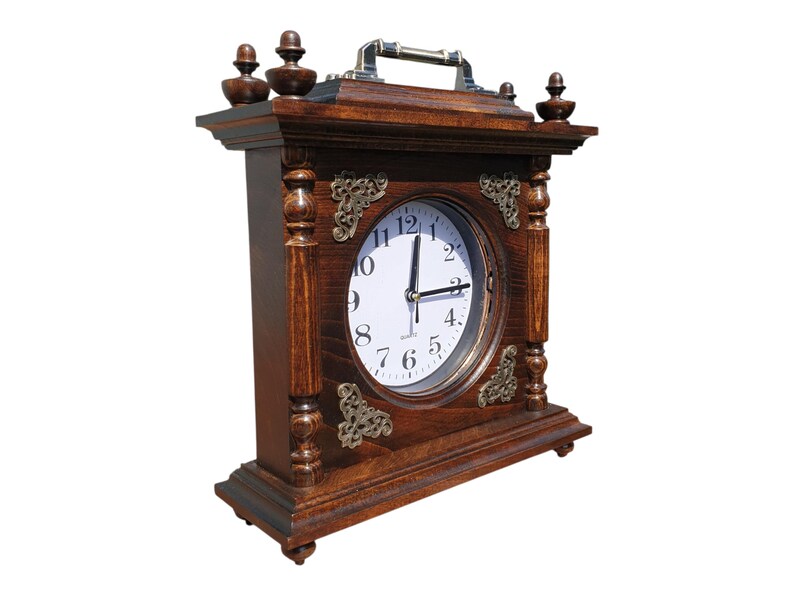 Orologio da camino in noce fatto a mano. Orologio da tavolo in legno con intaglio. Arredamento rustico per la casa. Idea regalo unica. immagine 3