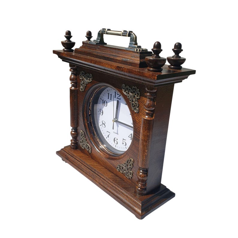Orologio da camino in noce fatto a mano. Orologio da tavolo in legno con intaglio. Arredamento rustico per la casa. Idea regalo unica. immagine 4