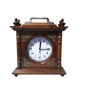 Orologio da camino in noce fatto a mano. Orologio da tavolo in legno con intaglio. Arredamento rustico per la casa. Idea regalo unica. immagine 7
