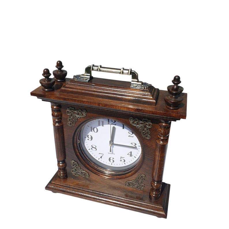 Orologio da camino in noce fatto a mano. Orologio da tavolo in legno con intaglio. Arredamento rustico per la casa. Idea regalo unica. immagine 5