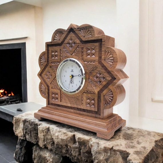 Reloj de repisa de madera hecho a mano en tono nogal natural con