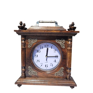 Orologio da camino in noce fatto a mano. Orologio da tavolo in legno con intaglio. Arredamento rustico per la casa. Idea regalo unica. immagine 10