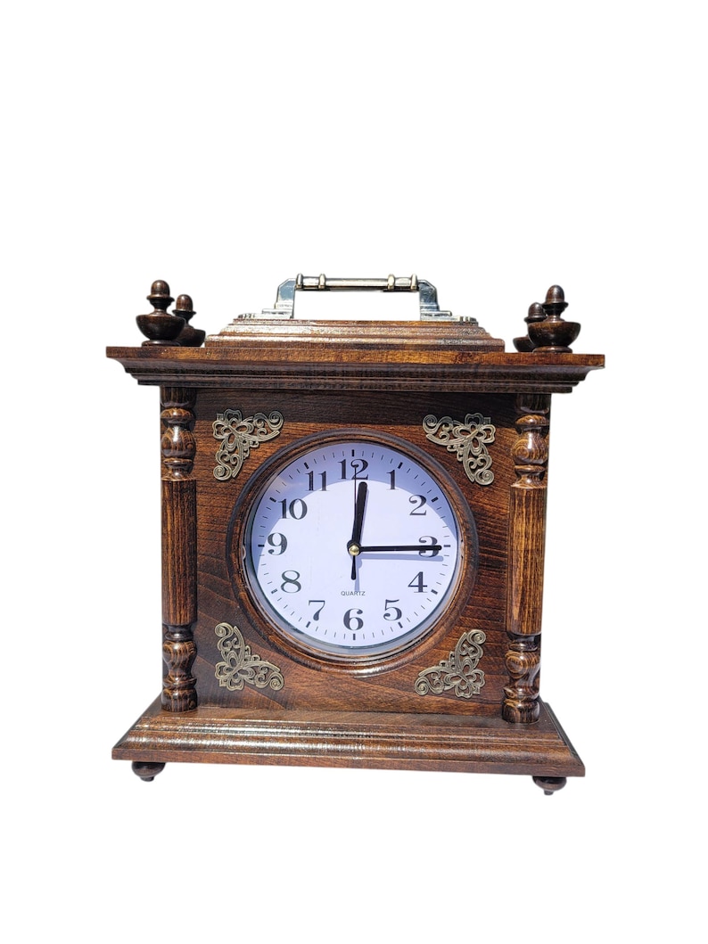 Orologio da camino in noce fatto a mano. Orologio da tavolo in legno con intaglio. Arredamento rustico per la casa. Idea regalo unica. immagine 10