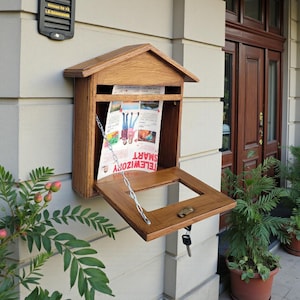 Buzón de madera hecho a mano de roble y haya con ventana con cerradura: regalo rústico para inauguración de la casa, boda, aniversario o regalo.