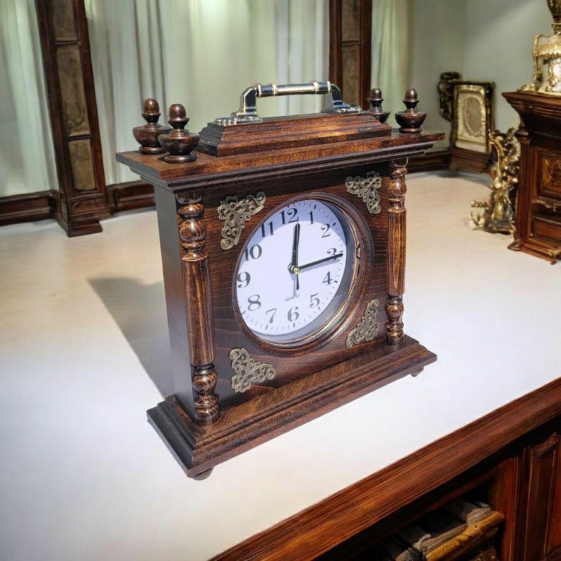 Orologio da camino in noce fatto a mano. Orologio da tavolo in legno con intaglio. Arredamento rustico per la casa. Idea regalo unica. immagine 2