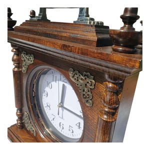 Orologio da camino in noce fatto a mano. Orologio da tavolo in legno con intaglio. Arredamento rustico per la casa. Idea regalo unica. immagine 8