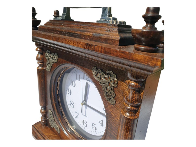 Orologio da camino in noce fatto a mano. Orologio da tavolo in legno con intaglio. Arredamento rustico per la casa. Idea regalo unica. immagine 8