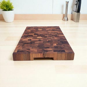 Puede incluir: Un juego de tres tazas de cerámica con un acabado mate moteado. Las tazas son en tonos crema, gris claro y gris oscuro. Cada taza tiene un diseño simple y minimalista, perfecto para café o té.