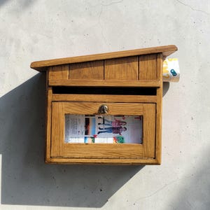 Buzón de roble premium con portaperiódicos: buzón rústico de madera hecho a mano. Regalo perfecto para las fiestas. Sin tasas de importación para compradores de EE. UU.