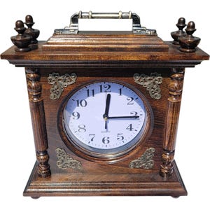 Orologio da camino in noce fatto a mano. Orologio da tavolo in legno con intaglio. Arredamento rustico per la casa. Idea regalo unica. immagine 9