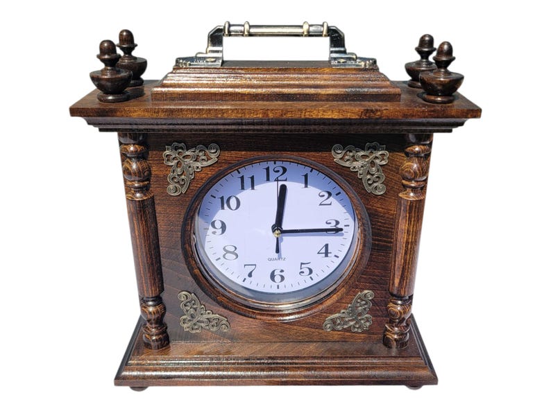 Orologio da camino in noce fatto a mano. Orologio da tavolo in legno con intaglio. Arredamento rustico per la casa. Idea regalo unica. immagine 9