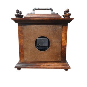 Orologio da camino in noce fatto a mano. Orologio da tavolo in legno con intaglio. Arredamento rustico per la casa. Idea regalo unica. immagine 6