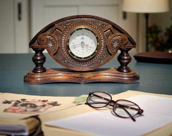 Reloj de repisa de madera hecho a mano: decoración del hogar de estilo vintage tallado